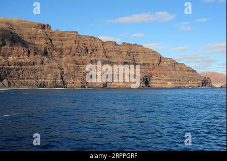 Riscos de Famara von der Insel La Graciosa aus gesehen. Lanzarote, Las Palmas, Kanarische Inseln, Spanien. Stockfoto