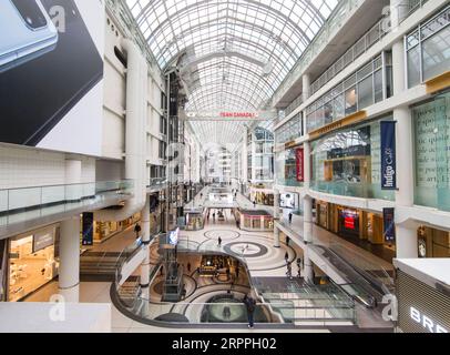 200318 -- PEKING, 18. März 2020 -- nur wenige Menschen sind im Eaton Center in Toronto, Ontario, Kanada, 17. März 2020 zu sehen. Dienstag Morgen, Ontario Provincial Premier Doug Ford kündigte einen Ausnahmezustand an und nannte die Situation beispiellos. Bis Dienstagmittag gab es in Kanada 450 bestätigte COVID-19-Fälle und fünf starben. Foto von /Xinhua XINHUA FOTOS DES TAGES ZouxZheng PUBLICATIONxNOTxINxCHN Stockfoto