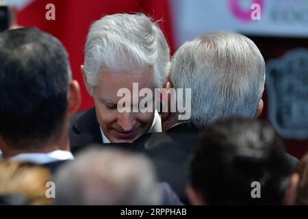 Toluca, Mexiko. September 2023. 4. September 2023 Toluca, Mexiko: Andres Manuel López Obrador, Präsident von Mexiko, und Alfredo del Mazo Maza, Gouverneur des Staates Mexiko während seines sechsten und letzten Regierungsberichts im Regierungspalast des Staates Mexiko. Am 4. September 2023 in Toluca, Mexiko. (Foto: Arturo Hernández/Eyepix Group/SIPA USA) Credit: SIPA USA/Alamy Live News Stockfoto