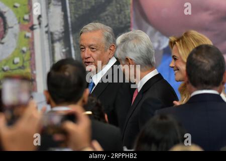 Toluca, Mexiko. September 2023. 4. September 2023 Toluca, Mexiko: Andres Manuel López Obrador, Präsident von Mexiko, und Alfredo del Mazo Maza, Gouverneur des Staates Mexiko während seines sechsten und letzten Regierungsberichts im Regierungspalast des Staates Mexiko. Am 4. September 2023 in Toluca, Mexiko. (Foto: Arturo Hernández/Eyepix Group/SIPA USA) Credit: SIPA USA/Alamy Live News Stockfoto