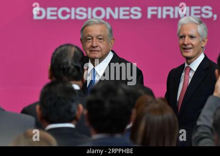 Toluca, Mexiko. September 2023. 4. September 2023 Toluca, Mexiko: Andres Manuel López Obrador, Präsident von Mexiko, und Alfredo del Mazo Maza, Gouverneur des Staates Mexiko während seines sechsten und letzten Regierungsberichts im Regierungspalast des Staates Mexiko. Am 4. September 2023 in Toluca, Mexiko. (Foto: Arturo Hernández/Eyepix Group/SIPA USA) Credit: SIPA USA/Alamy Live News Stockfoto