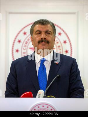 200318 -- ANKARA, 18. März 2020 -- der türkische Gesundheitsminister Fahrettin Koca spricht auf einer Pressekonferenz in Ankara, Türkei, 17. März 2020. Der türkische Gesundheitsminister Fahrettin Koca berichtete am Dienstag über den ersten Tod der Türkei durch COVID-19 oder ein neuartiges Coronavirus. Er sagte, der Patient sei ein 89-jähriger Mann, der von seinem Mitarbeiter mit COVID-19 infiziert war. Die Türkei hat am Dienstag 51 neue COVID-19-Fälle festgestellt, was die Gesamtzahl der bestätigten Fälle im Land auf 98 erhöht. Foto von Mustafa Kaya/Xinhua TÜRKEI-ANKARA-COVID-19-ERSTER TODESFALL zhengsiyuan PUBLICATIONxNOTxINxCHN Stockfoto