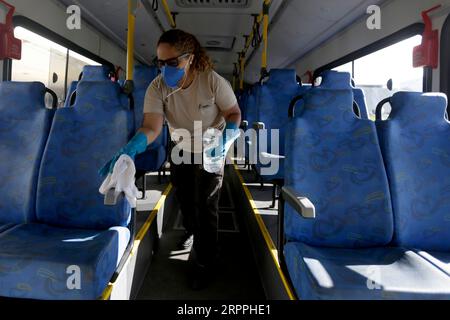 200318 -- BRASILIA, 18. März 2020 -- Ein Mitarbeiter, Der eine Gesichtsmaske trägt, desinfiziert am 17. März 2020 einen Bus an einer Bushaltestelle in Brasilia, Brasilien. Am Dienstag sagte das brasilianische Gesundheitsministerium, dass seine Fälle von 234 auf 291 gestiegen seien. Brasilien berichtete auch seinen ersten Todesfall, einen 62-jährigen Mann mit Diabetes und Bluthochdruck. Foto von /Xinhua BRAZIL-BRASILIA-COVID-19-ERSTER TODESFALL LucioxTavora PUBLICATIONxNOTxINxCHN Stockfoto