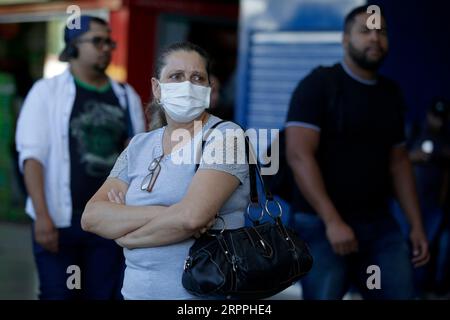 200318 -- BRASILIA, 18. März 2020 -- Ein Passagier mit Gesichtsmaske wird am 17. März 2020 an einem Busbahnhof in Brasilia, Brasilien, gesehen. Am Dienstag sagte das brasilianische Gesundheitsministerium, dass seine Fälle von 234 auf 291 gestiegen seien. Brasilien berichtete auch seinen ersten Todesfall, einen 62-jährigen Mann mit Diabetes und Bluthochdruck. Foto von /Xinhua BRAZIL-BRASILIA-COVID-19-ERSTER TODESFALL LucioxTavora PUBLICATIONxNOTxINxCHN Stockfoto