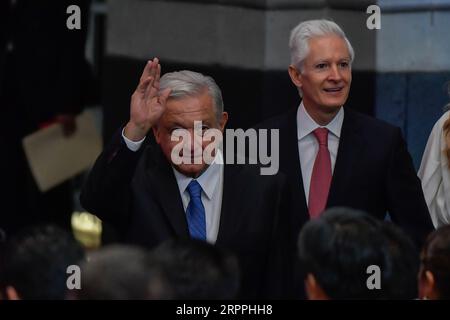Toluca, Mexiko. September 2023. 4. September 2023 Toluca, Mexiko: Andres Manuel López Obrador, Präsident von Mexiko, und Alfredo del Mazo Maza, Gouverneur des Staates Mexiko während seines sechsten und letzten Regierungsberichts im Regierungspalast des Staates Mexiko. Am 4. September 2023 in Toluca, Mexiko. (Foto: Arturo Hernández/Eyepix Group/SIPA USA) Credit: SIPA USA/Alamy Live News Stockfoto