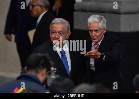 Toluca, Mexiko. September 2023. 4. September 2023 Toluca, Mexiko: Andres Manuel López Obrador, Präsident von Mexiko, und Alfredo del Mazo Maza, Gouverneur des Staates Mexiko während seines sechsten und letzten Regierungsberichts im Regierungspalast des Staates Mexiko. Am 4. September 2023 in Toluca, Mexiko. (Foto: Arturo Hernández/Eyepix Group/SIPA USA) Credit: SIPA USA/Alamy Live News Stockfoto
