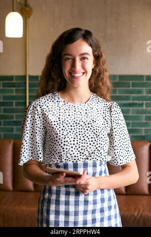 Porträt Einer Lächelnden Besitzerin Oder Eines Mitarbeiters Mit Digitalem Tablet, Das Im Coffee Shop Oder Restaurant Arbeitet Stockfoto