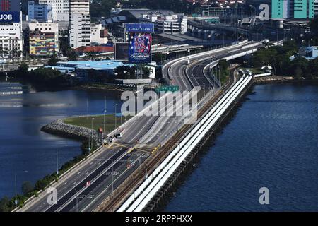 200318 -- SINGAPUR, 18. März 2020 Xinhua -- Foto aufgenommen am 18. März 2020 zeigt einen Blick auf den fast leeren Singapore-Johor Causeway. Malaysia hat umfassende restriktive Maßnahmen eingeführt, einschließlich der Schließung von Geschäften und Schulen und der Verhängung von Reiseverboten, um den COVID-19-Ausbruch einzudämmen. Diese Maßnahmen traten vom 18. März bis zum 31. März in Kraft. Foto bis dahin Chih Wey/Xinhua SINGAPUR-MALAYSIA-COVID-19-MEASURES PUBLICATIONxNOTxINxCHN Stockfoto