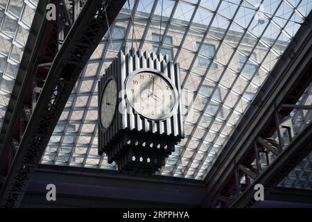 New York, New York, USA. September 2023. Moynihan Train Hall, ein nebengebäude der Pennsylvania Station im Farley Post Office Building in Midtown West.Penn Station ist der am stärksten frequentierte Bahnhof in Nordamerika, der regionale Pendler in Manhattan zu Zielen in Long Island, New Jersey und Connecticut mit der NJ Transit und MTA Long Island Rail Road (LIRR) sowie Intercity-Reisenden entlang der Amtrak Northeast Regional Line. Der Bahnhof befindet sich unter der MSG Madison Square Garden Arena und es gibt eine aktuelle Debatte im Stadtrat über die Erneuerung von MSG's Special US Stockfoto