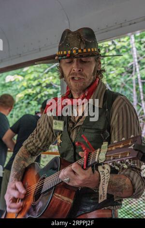 Sänger und Entertainer singen Lieder für die Passagiere für Tipps für den Ausflug mit der Great Smoky Mountains Railroad ab Bryson City, North Carolina Stockfoto