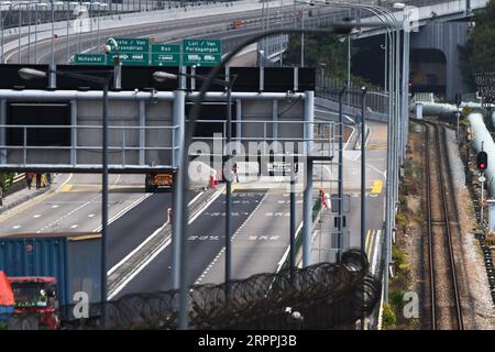 200318 -- SINGAPUR, 18. März 2020 Xinhua -- Foto aufgenommen am 18. März 2020 zeigt einen Blick auf den leeren Singapore-Johor Causeway. Malaysia hat umfassende restriktive Maßnahmen eingeführt, einschließlich der Schließung von Geschäften und Schulen und der Verhängung von Reiseverboten, um den COVID-19-Ausbruch einzudämmen. Diese Maßnahmen traten vom 18. März bis zum 31. März in Kraft. Foto von dann Chih Wey/Xinhua SINGAPUR-MALAYSIA-COVID-19 PUBLICATIONxNOTxINxCHN Stockfoto