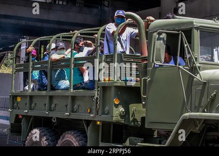 200318 -- MAKATI CITY, 18. März 2020 -- Menschen werden auf einem Militärwagen gesehen, der gestrandeten Passagieren kostenlose Fahrten anbietet, nachdem die philippinische Regierung die Aussetzung von öffentlichen Massenverkehrseinrichtungen gemäß der erweiterten Gemeinschaftsquarantäne in Makati City, den Philippinen, am 18. März 2020 angeordnet hatte. PHILIPPINEN-MAKATI STADT-STAAT DER NATIONALEN KATASTROPHE-COVID-19 ROUELLEXUMALI PUBLICATIONXNOTXINXCHN Stockfoto