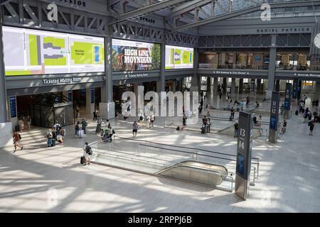 New York, New York, USA. September 2023. Moynihan Train Hall, ein nebengebäude der Pennsylvania Station im Farley Post Office Building in Midtown West.Penn Station ist der am stärksten frequentierte Bahnhof in Nordamerika, der regionale Pendler in Manhattan zu Zielen in Long Island, New Jersey und Connecticut mit der NJ Transit und MTA Long Island Rail Road (LIRR) sowie Intercity-Reisenden entlang der Amtrak Northeast Regional Line. Der Bahnhof befindet sich unter der MSG Madison Square Garden Arena und es gibt eine aktuelle Debatte im Stadtrat über die Erneuerung von MSG's Special US Stockfoto