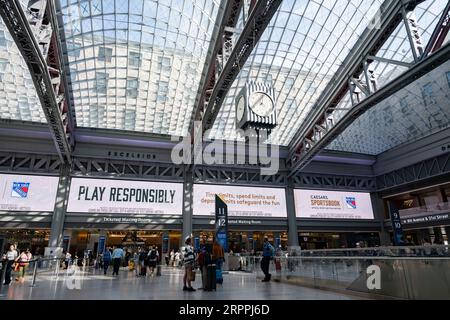 New York, New York, USA. September 2023. Moynihan Train Hall, ein nebengebäude der Pennsylvania Station im Farley Post Office Building in Midtown West.Penn Station ist der am stärksten frequentierte Bahnhof in Nordamerika, der regionale Pendler in Manhattan zu Zielen in Long Island, New Jersey und Connecticut mit der NJ Transit und MTA Long Island Rail Road (LIRR) sowie Intercity-Reisenden entlang der Amtrak Northeast Regional Line. Der Bahnhof befindet sich unter der MSG Madison Square Garden Arena und es gibt eine aktuelle Debatte im Stadtrat über die Erneuerung von MSG's Special US Stockfoto