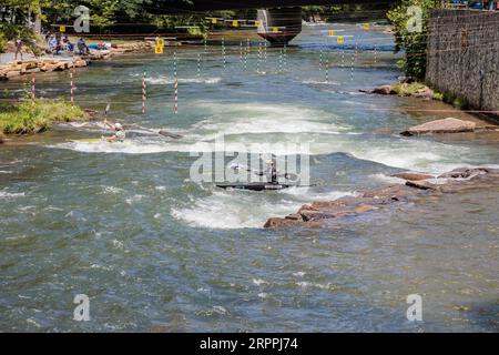 Olympian Evy Leibfarth, der Slalom übt, läuft im Nantahala Outdoor Center in der Nähe von Bryson City, North Carolina Stockfoto