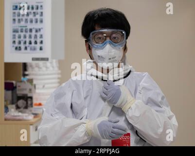 200318 -- DAEGU, 18. März 2020 -- Ein medizinischer Mitarbeiter bereitet sich auf den Besuch eines Unterdruckraums vor, um den Zustand eines COVID-19-Patienten in einem Krankenhaus in Daegu, Südkorea, am 18. März 2020 zu überprüfen. Südkorea meldete 93 weitere COVID-19-Fälle im Vergleich zu 24 Stunden vor Mitternacht, Mittwoch, Ortszeit, was die Gesamtzahl der Infektionen auf 8.413 erhöhte. Foto von Lee Sang-ho/Xinhua/KOREA OUT/EDITORIAL USE ONLY SÜDKOREA-DAEGU-COVID-19 WangxJingqiang PUBLICATIONxNOTxINxCHN Stockfoto