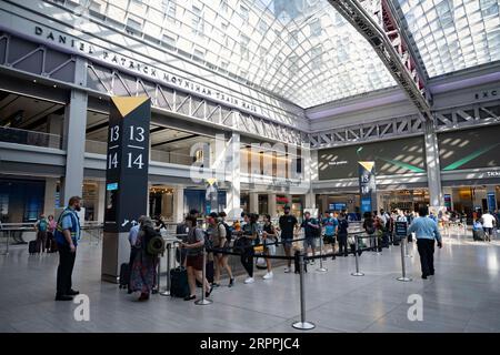 New York, New York, USA. September 2023. Moynihan Train Hall, ein nebengebäude der Pennsylvania Station im Farley Post Office Building in Midtown West.Penn Station ist der am stärksten frequentierte Bahnhof in Nordamerika, der regionale Pendler in Manhattan zu Zielen in Long Island, New Jersey und Connecticut mit der NJ Transit und MTA Long Island Rail Road (LIRR) sowie Intercity-Reisenden entlang der Amtrak Northeast Regional Line. Der Bahnhof befindet sich unter der MSG Madison Square Garden Arena und es gibt eine aktuelle Debatte im Stadtrat über die Erneuerung von MSG's Special US Stockfoto