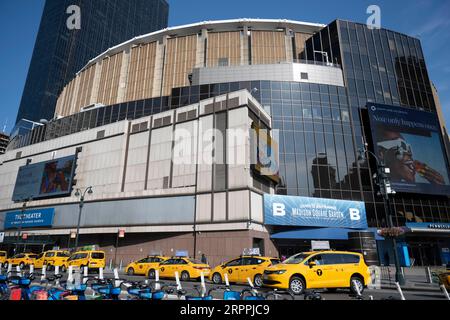 New York, New York, USA. September 2023. Madison Square Garden, im Besitz der Familie Dolan, Heimat der New York Knicks, der New York Rangers und vieler Musikkonzerte mit gelben Taxifahrern, die vor der Tür geparkt sind.Penn Station ist der belebteste Bahnhof Nordamerikas und bietet regionale Pendler in Manhattan an, die Ziele in Long Island erreichen, New Jersey und Connecticut mit der NJ Transit und MTA Long Island Rail Road (LIRR) sowie Intercity-Reisenden entlang der Amtrak Northeast Regional Line. Der Bahnhof befindet sich unter der MSG Madison Square Garden Arena und es gibt aktuelle Debatten Stockfoto