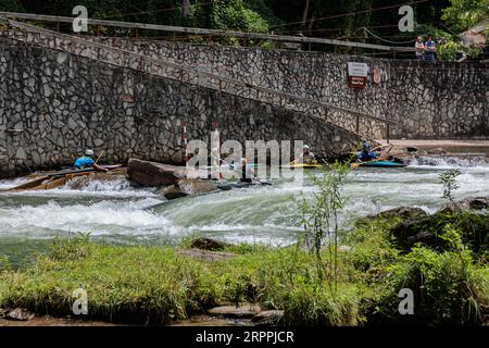 Olympian Evy Leibfarth, der Slalom übt, läuft im Nantahala Outdoor Center in der Nähe von Bryson City, North Carolina Stockfoto