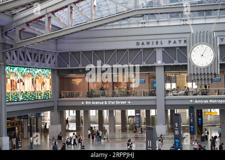 New York, New York, USA. September 2023. Moynihan Train Hall, ein nebengebäude der Pennsylvania Station im Farley Post Office Building in Midtown West.Penn Station ist der am stärksten frequentierte Bahnhof in Nordamerika, der regionale Pendler in Manhattan zu Zielen in Long Island, New Jersey und Connecticut mit der NJ Transit und MTA Long Island Rail Road (LIRR) sowie Intercity-Reisenden entlang der Amtrak Northeast Regional Line. Der Bahnhof befindet sich unter der MSG Madison Square Garden Arena und es gibt eine aktuelle Debatte im Stadtrat über die Erneuerung von MSG's Special US Stockfoto