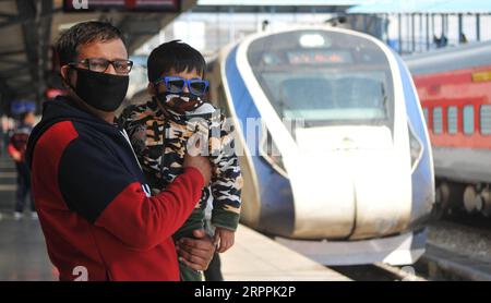 200318 -- JAMMU, 18. März 2020 -- Menschen, die Schutzmasken tragen, warten auf den Zug am Bahnhof Katra, etwa 45 km von Jammu, der Winterhauptstadt des von Indien kontrollierten Kaschmirs, 18. März 2020, als Vorsichtsmaßnahme gegen die COVID-19-Epidemie. STR/Xinhua KASHMIR-JAMMU-CORONAVIRUS Stringer PUBLICATIONxNOTxINxCHN Stockfoto