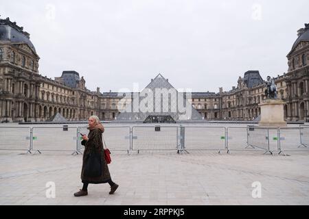 200319 -- PEKING, 19. März 2020 -- Eine Frau spaziert am Louvre Museum in Paris, Frankreich, 18. März 2020 vorbei. In Frankreich, das seit Dienstag in eine zweiwöchige Sperrung eingetreten ist, wurden laut Behörden bis Mittwoch 9.134 Fälle und 264 Todesfälle gemeldet. XINHUA-FOTOS DES TAGES GaoxJing PUBLICATIONxNOTxINxCHN Stockfoto