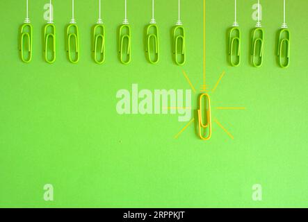 Geschäftskonzept,Metapher,Idee,Lösung,Innovation,Idee,Alleinstellungsmerkmal,Start-up- und Personalkonzept mit Büroklammern als Glühbirnen Stockfoto