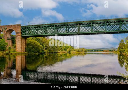 Kyle of Sutherland Scotland das Oykel oder Invershin Viaduct im Spätsommer Stockfoto