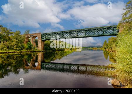 Kyle of Sutherland Scotland das Oykel- oder Invershin-Viadukt spiegelte sich im Spätsommer im Wasser wider Stockfoto