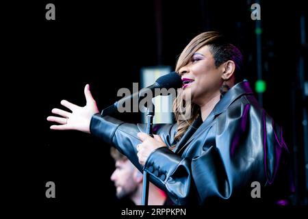 Die britische Sängerin Gabrielle tritt bei den Eden Sessions in Cornwall auf. Stockfoto