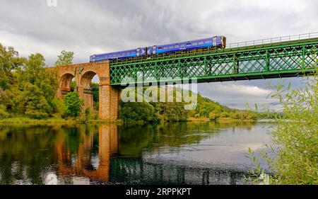 Kyle of Sutherland Scotland ein blauer ScotRail-Zug, der im Spätsommer das Oykel- oder Invershin-Viadukt überquert Stockfoto