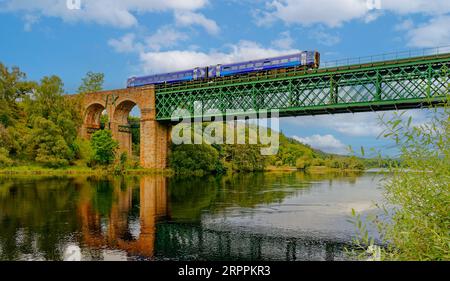 Kyle of Sutherland Scotland ein blauer Himmel und ein ScotRail-Zug, der im Spätsommer das Oykel- oder Invershin-Viadukt überquert Stockfoto