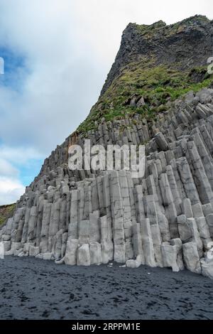 Interessante vulkanische Formationen aus Basaltgestein entlang des schwarzen Sandstrandes in der Nähe von Vik, Island Stockfoto