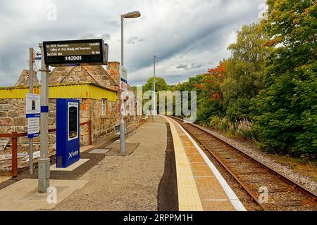 Kyle of Sutherland Scotland ScotRail Station in Invershin im Spätsommer Stockfoto