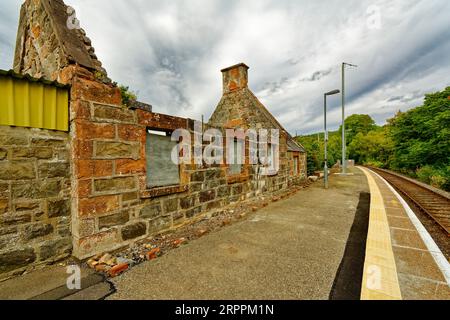 Kyle of Sutherland Scotland ScotRail ist das verlassene Bahnhofsgebäude in Invershin im Spätsommer Stockfoto