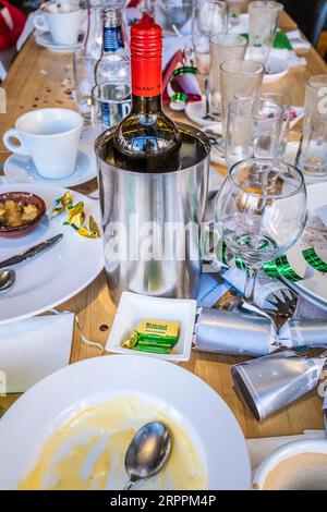 Die Überreste einer Weihnachtsmahlzeit wurden auf einem ungeklärten Tisch in einem Restaurant zurückgelassen. Stockfoto