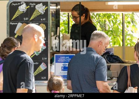 London, Großbritannien. September 2023. UK Wetter, sonniger Tag in St James Park und Horseguards Parade, London UK Eis vanCredit: Ian Davidson/Alamy Live News Stockfoto