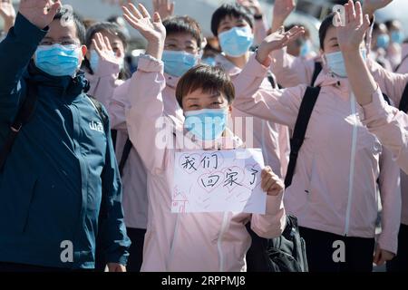 200319 -- TAIYUAN, 19. März 2020 -- medizinische Mitarbeiter nehmen an einer Begrüßungszeremonie bei Ankunft am Wusu International Airport in Taiyuan, nordchinesische Provinz Shanxi, 19. März 2020 Teil. Zwei Batches des medizinischen Hilfsteams aus Shanxi, das aus 230 Mitgliedern besteht, hatten die Provinz Hubei verlassen, da der Epidemie-Ausbruch in der hart getroffenen Provinz gedämpft wurde. CHINA-SHANXI-TAIYUAN-COVID-19-MEDICS-RETURN HOME-ARRIVAL CN YANGXCHENGUANG PUBLICATIONXNOTXINXCHN Stockfoto