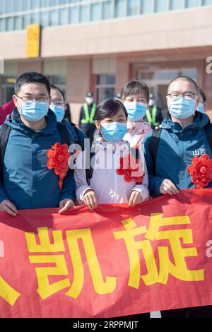 200319 -- TAIYUAN, 19. März 2020 -- medizinische Mitarbeiter nehmen an einer Begrüßungszeremonie am Wusu International Airport in Taiyuan, nordchinesische Provinz Shanxi, 19. März 2020 Teil. Zwei Batches des medizinischen Hilfsteams aus Shanxi, das aus 230 Mitgliedern besteht, hatten die Provinz Hubei verlassen, da der Epidemie-Ausbruch in der hart getroffenen Provinz gedämpft wurde. CHINA-SHANXI-TAIYUAN-COVID-19-MEDICS-RETURN HOME-ARRIVAL CN YANGXCHENGUANG PUBLICATIONXNOTXINXCHN Stockfoto