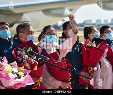 200319 -- TAIYUAN, 19. März 2020 -- medizinische Mitarbeiter nehmen an einer Begrüßungszeremonie am Wusu International Airport in Taiyuan, nordchinesische Provinz Shanxi, 19. März 2020 Teil. Zwei Batches des medizinischen Hilfsteams aus Shanxi, das aus 230 Mitgliedern besteht, hatten die Provinz Hubei verlassen, da der Epidemie-Ausbruch in der hart getroffenen Provinz gedämpft wurde. CHINA-SHANXI-TAIYUAN-COVID-19-MEDICS-RETURN HOME-ARRIVAL CN CHAIXTING PUBLICATIONXNOTXINXCHN Stockfoto