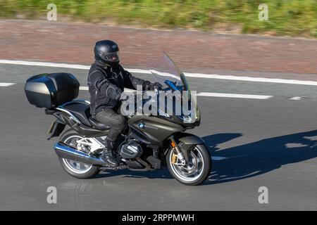 BMW R1200 / 1250RT, angetrieben von einem leistungsstarken BMW ShiftCam Boxermotor, mit Top Box Motorrad Cruiser; Fahrt mit Geschwindigkeit auf der Autobahn M6 im Großraum Manchester, Großbritannien Stockfoto