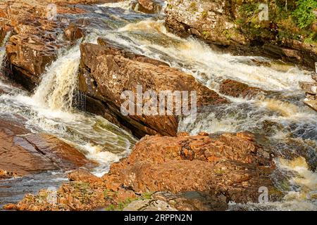 Rosehall Sutherland Scotland River Cassley die großen Felsen in den oberen Wasserfällen im Spätsommer Stockfoto