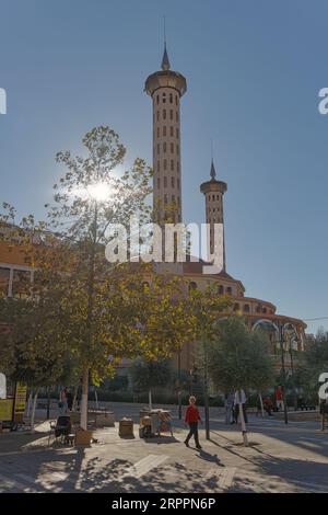 Spaziergang bei Sonnenuntergang in Fier's Great Mosque Park Stockfoto