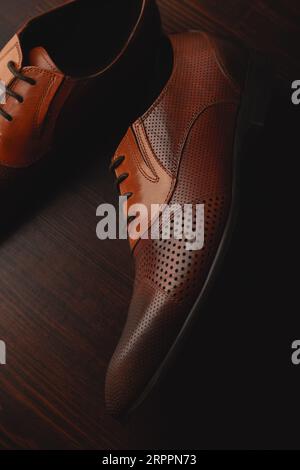 Herrenschuhe auf braunem Holzgrund Stockfoto