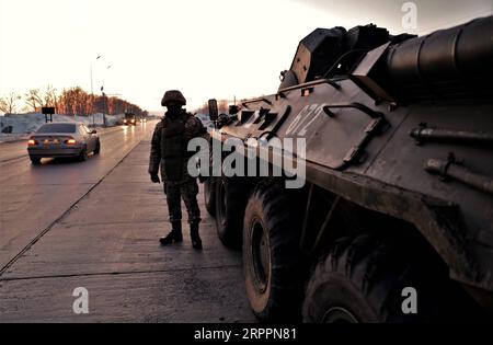 200319 -- NUR-SULTAN, 19. März 2020 Xinhua -- Ein kasachischer Soldat steht am Checkpoint in nur-Sultan, Kasachstan, 18. März 2020. Kasachstan sperrte seine beiden größten Städte nur-Sultan und Almaty ab dem 19. März ab, um die Ausbreitung von COVID-19 auf andere Teile des Landes zu verhindern, teilte die staatliche notfallkommission am Dienstag mit. Kasachstan hat am Dienstag 32 Coronavirus-Fälle registriert, die alle in nur-Sultan und Almaty gemeldet wurden. Foto: Kalizhan Ospanov/Xinhua KASACHSTAN-COVID-19-CITIES-LOCK DOWN PUBLICATIONxNOTxINxCHN Stockfoto