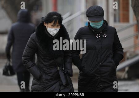 200319 -- NUR-SULTAN, 19. März 2020 Xinhua -- Menschen mit Maske werden in nur-Sultan, Kasachstan, 18. März 2020 gesehen. Kasachstan sperrte seine beiden größten Städte nur-Sultan und Almaty ab dem 19. März ab, um die Ausbreitung von COVID-19 auf andere Teile des Landes zu verhindern, teilte die staatliche notfallkommission am Dienstag mit. Kasachstan hat am Dienstag 32 Coronavirus-Fälle registriert, die alle in nur-Sultan und Almaty gemeldet wurden. Foto: Kalizhan Ospanov/Xinhua KASACHSTAN-COVID-19-CITIES-LOCK DOWN PUBLICATIONxNOTxINxCHN Stockfoto