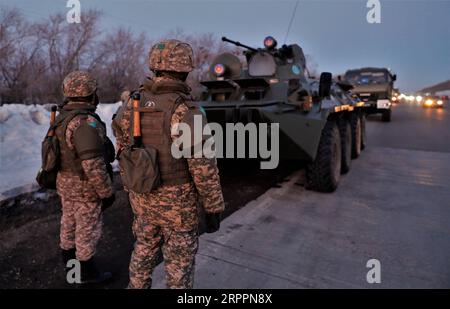 200319 -- NUR-SULTAN, 19. März 2020 Xinhua -- kasachische Soldaten stehen am Checkpoint in nur-Sultan, Kasachstan, 18. März 2020, wachsam. Kasachstan sperrte seine beiden größten Städte nur-Sultan und Almaty ab dem 19. März ab, um die Ausbreitung von COVID-19 auf andere Teile des Landes zu verhindern, teilte die staatliche notfallkommission am Dienstag mit. Kasachstan hat am Dienstag 32 Coronavirus-Fälle registriert, die alle in nur-Sultan und Almaty gemeldet wurden. Foto: Kalizhan Ospanov/Xinhua KASACHSTAN-COVID-19-CITIES-LOCK DOWN PUBLICATIONxNOTxINxCHN Stockfoto