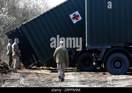 200319 -- BUKAREST, 19. März 2020 Xinhua -- rumänische Soldaten errichteten ein Militärkrankenhaus für mögliche Opfer der COVID-19-Epidemie in Otopeni, in der Nähe von Bukarest, Rumänien, 19. März 2020. Rumänien trat am 16. März in einen Notstaat ein, um sicherzustellen, dass die Regierung alle Ressourcen zur Bekämpfung der COVID-19-Epidemie einsetzt. Foto von Cristian Cristel/Xinhua RUMÄNIEN-BUKAREST-COVID-19-MILITÄRANSTALT PUBLICATIONxNOTxINxCHN Stockfoto