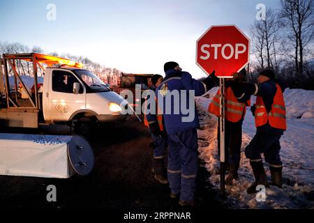 200319 -- NUR-SULTAN, 19. März 2020 Xinhua -- Mitarbeiter installieren ein Stoppschild an einem Checkpoint in nur-Sultan, Kasachstan, 18. März 2020. Kasachstan sperrte seine beiden größten Städte nur-Sultan und Almaty ab dem 19. März ab, um die Ausbreitung von COVID-19 auf andere Teile des Landes zu verhindern, teilte die staatliche notfallkommission am Dienstag mit. Kasachstan hat am Dienstag 32 Coronavirus-Fälle registriert, die alle in nur-Sultan und Almaty gemeldet wurden. Foto: Kalizhan Ospanov/Xinhua KASACHSTAN-COVID-19-CITIES-LOCK DOWN PUBLICATIONxNOTxINxCHN Stockfoto