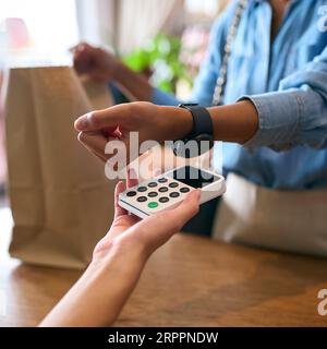 Nahaufnahme Einer Kundin Im Modegeschäft, Die Kontaktlose Zahlungen Mit Smart Watch Durchführt Stockfoto